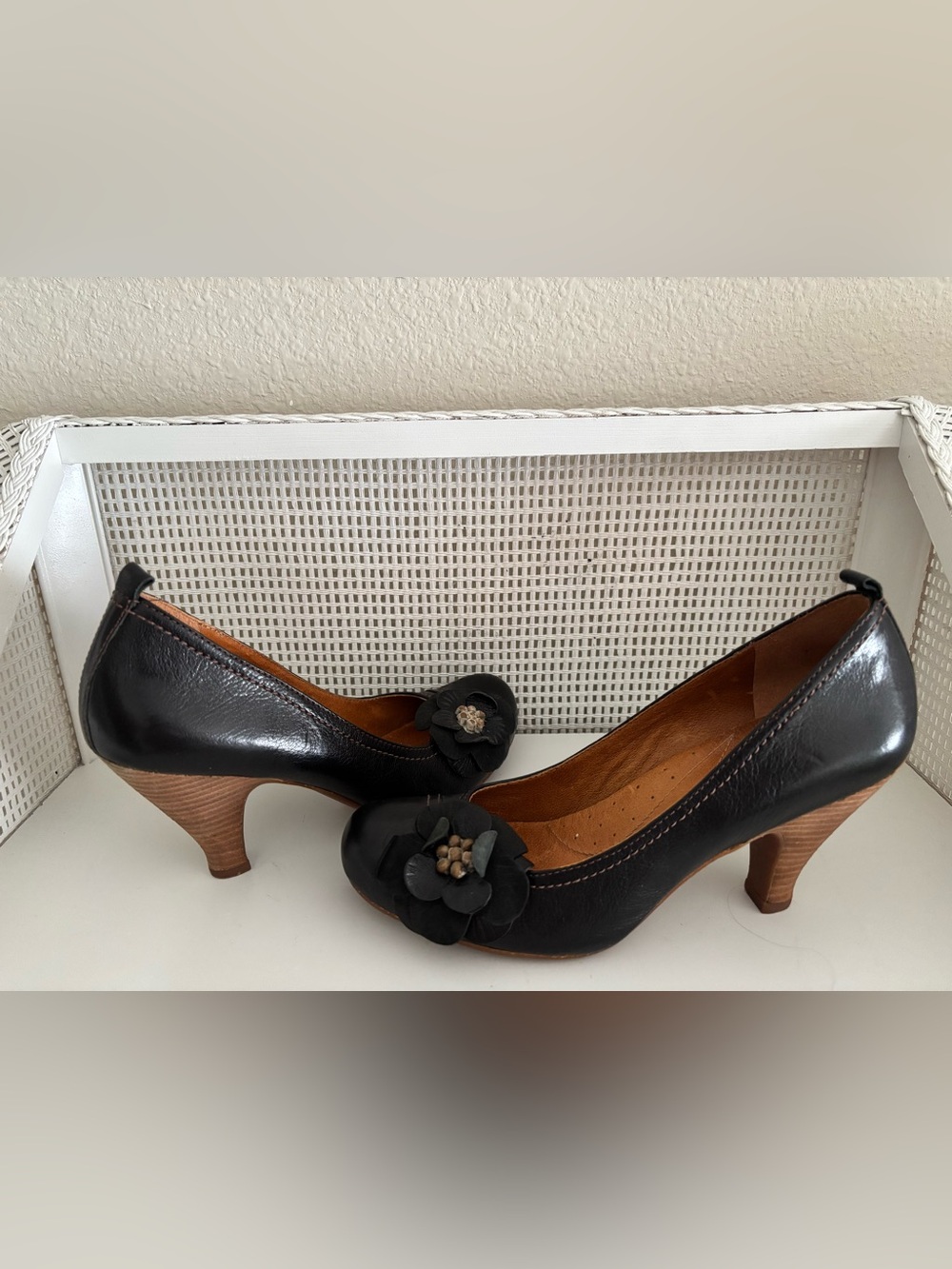 Naya Black Leather Flower Accent Pumps - Sz 8-1/2 - Like New - Picture 3 of 9